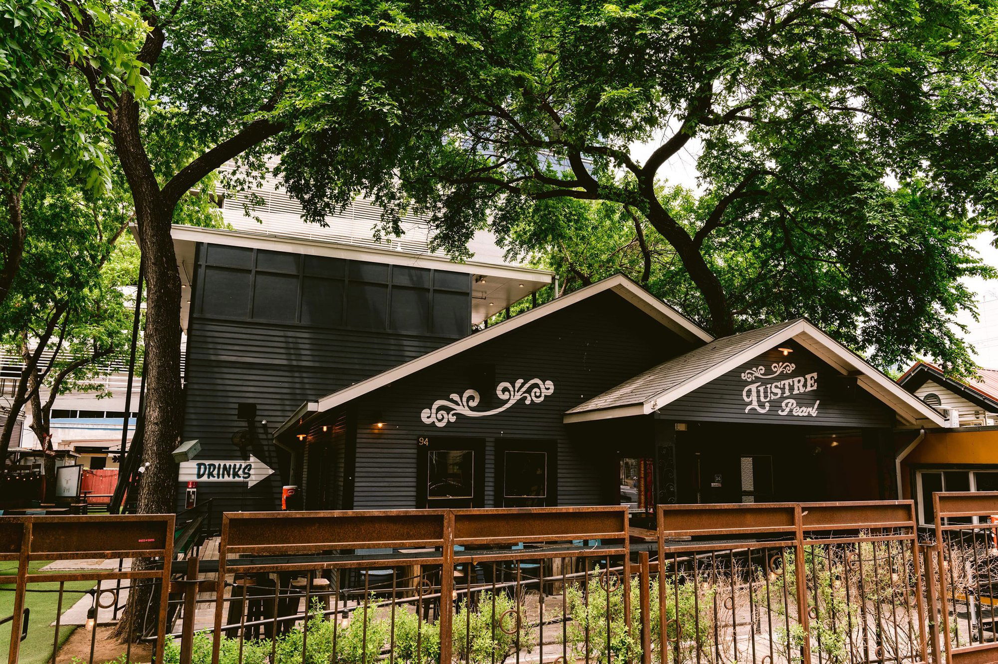 Lustre Pearl Rainey, Bar in Austin