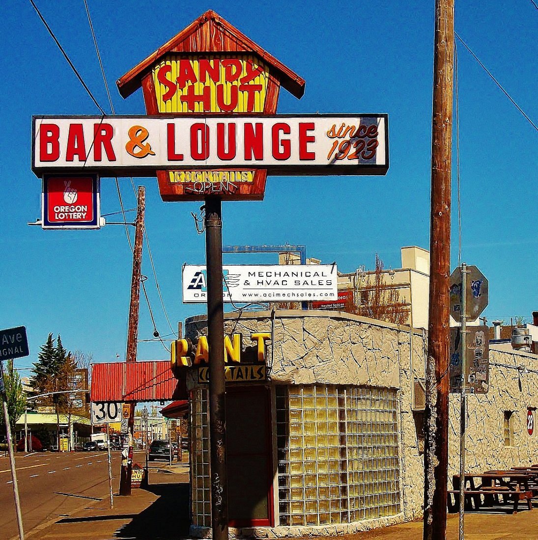 Sandy Hut bar in Portland, United States