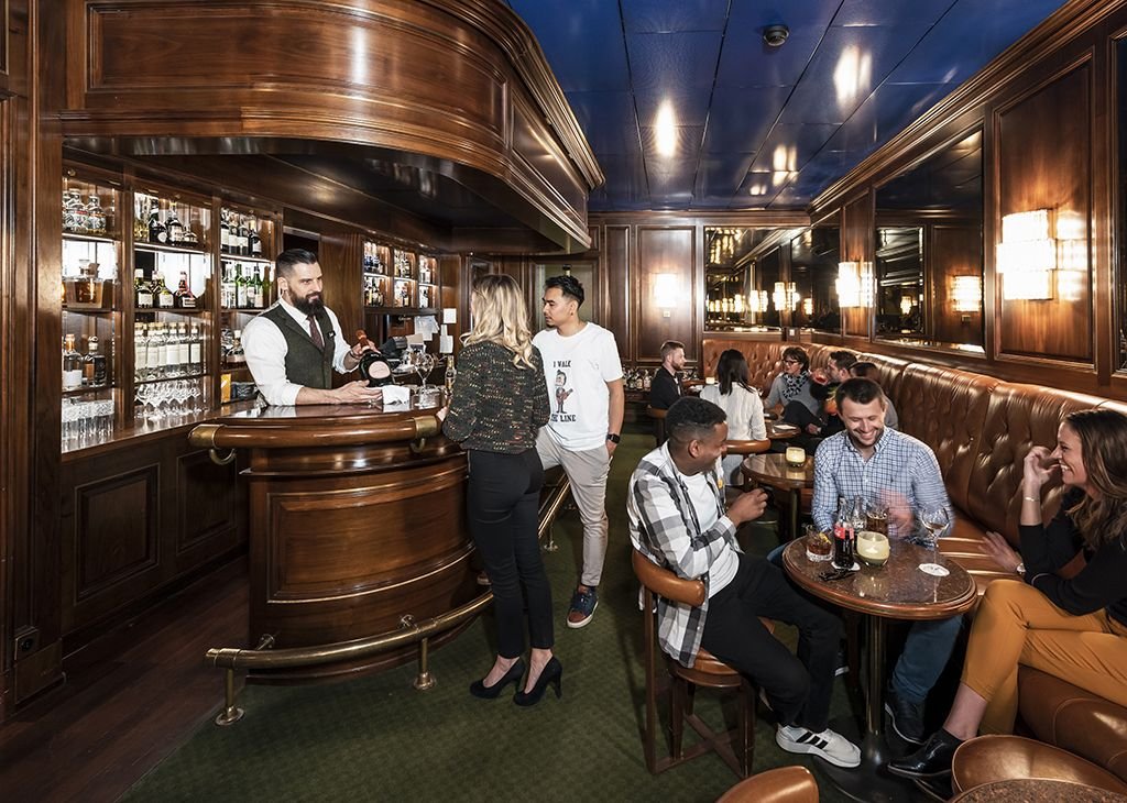 Einstein Bar