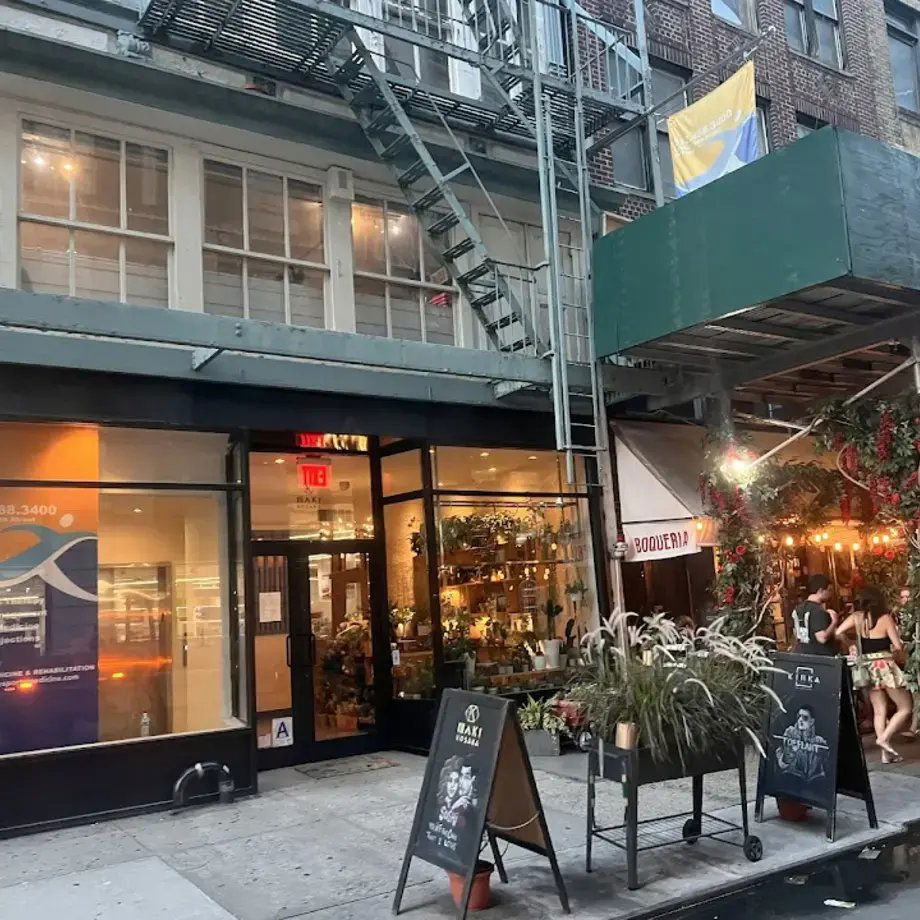 Maki Kosaka, Bar in New York City