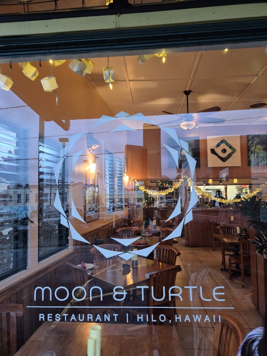 Moon and Turtle, Bar in Hilo