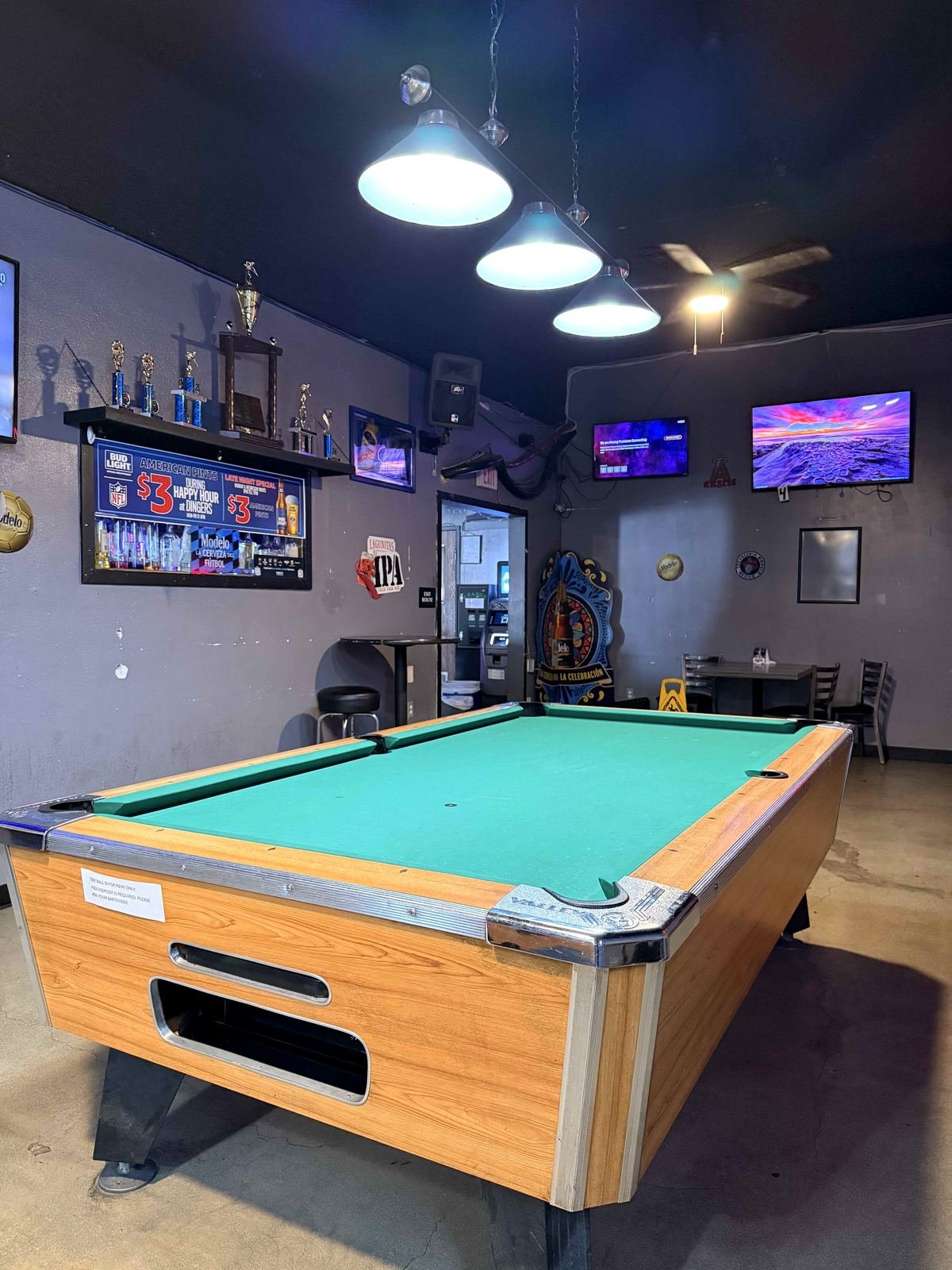 Dingers Sports Bar & Grill