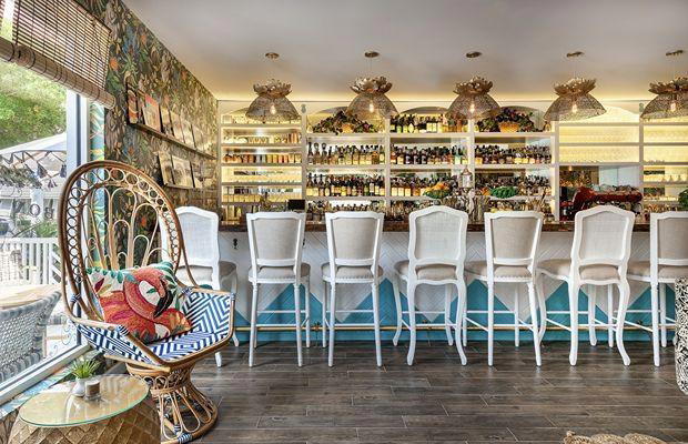 Bon Vivants bar in Nassau