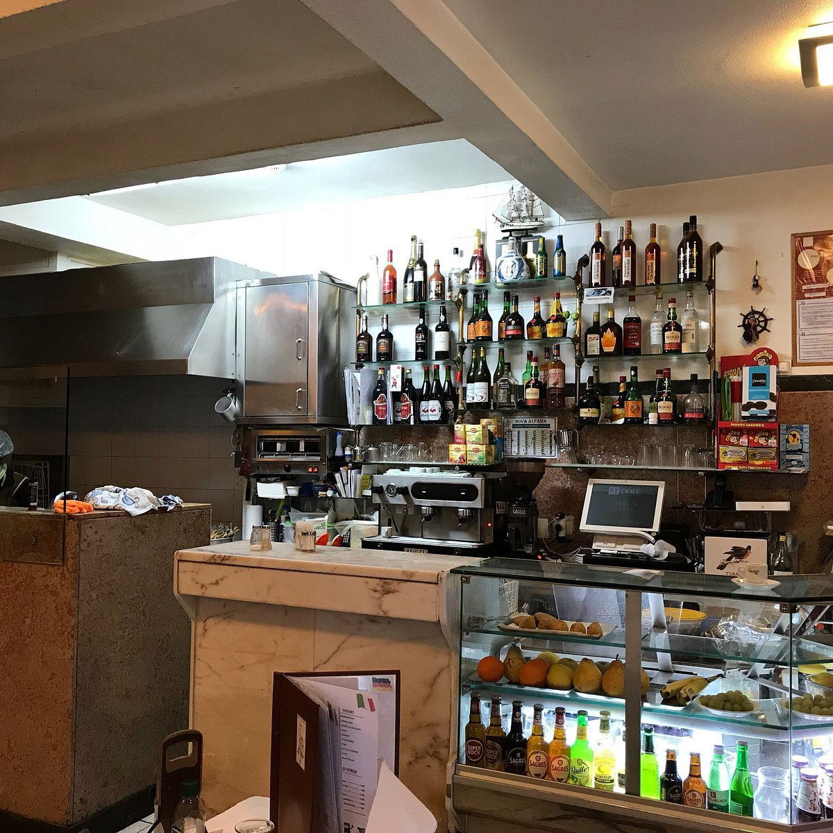 O novo bar de Alfama, Bar in Lisbon