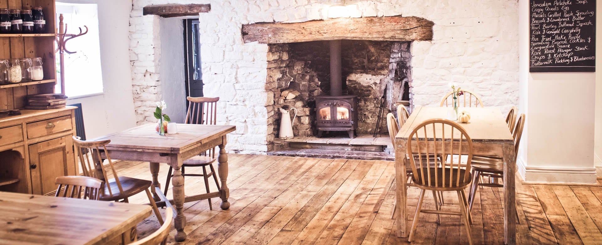 Hare & Hounds bar in Aberthin