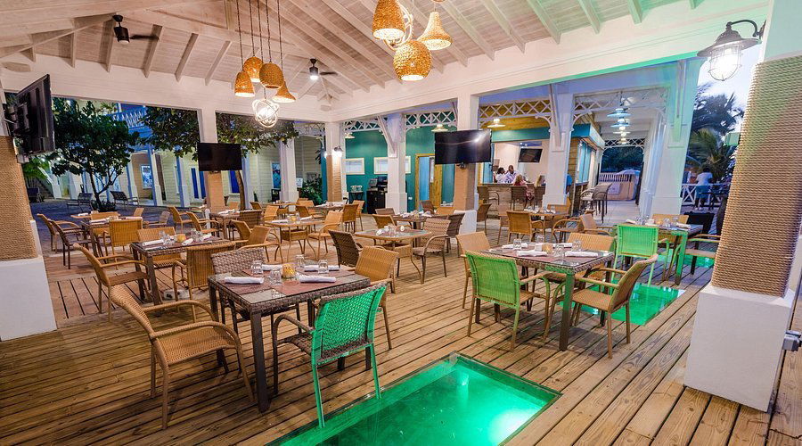 Hurricane, Bar in Vaitape