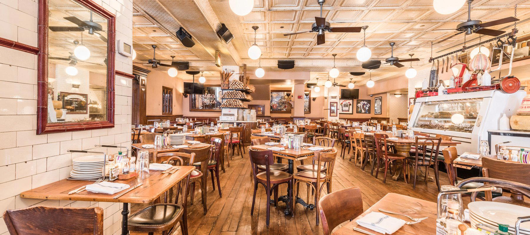 Quartino Ristorante bar in Chicago, United States
