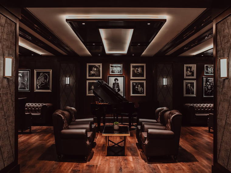 Al Maha Bar & Lounge, Muscat, Oman