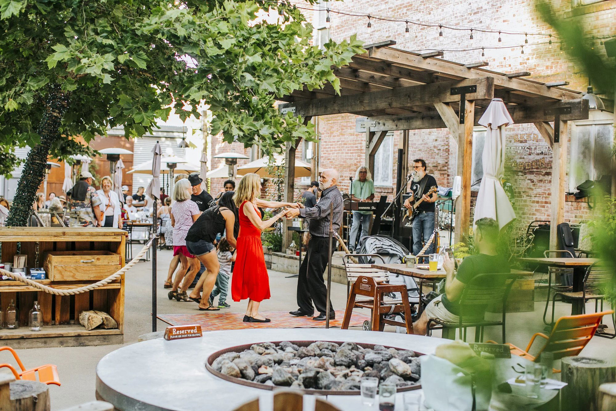 Brewsters Beer Garden, Bar in Petaluma
