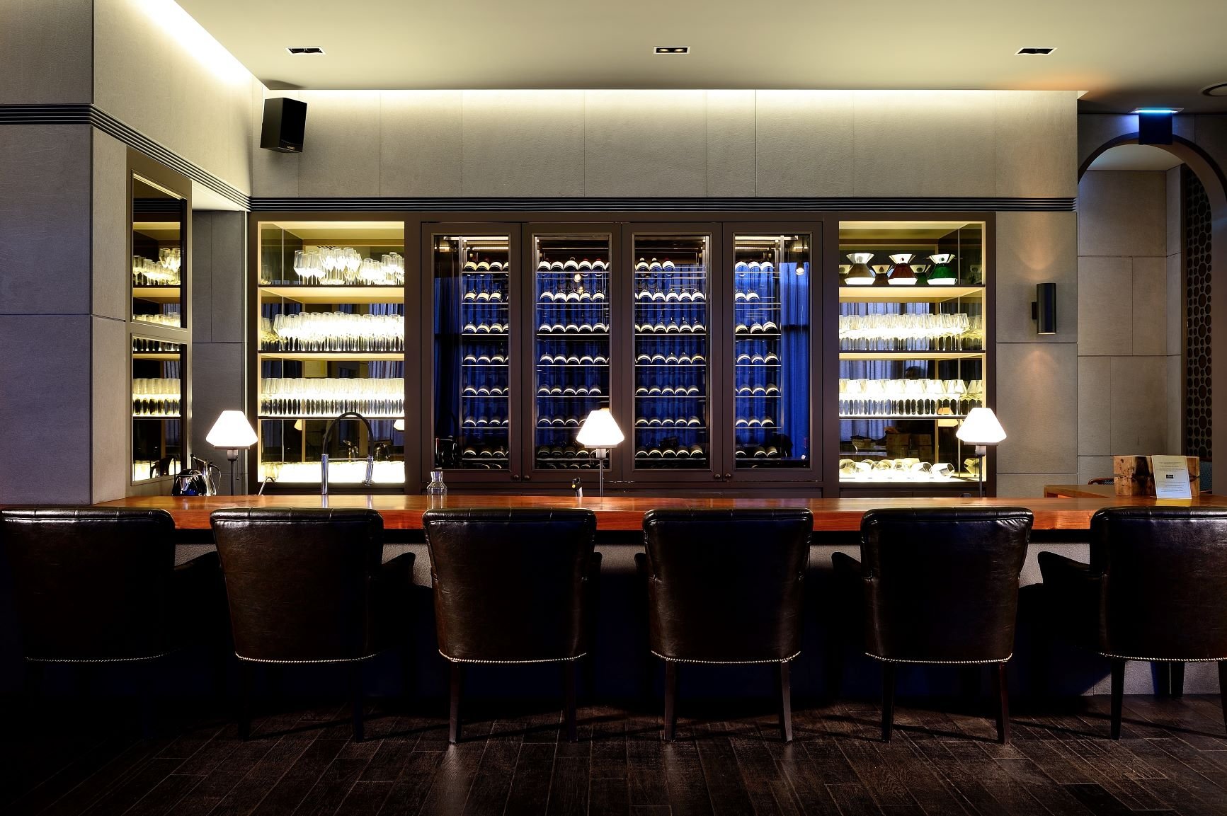 Les Clefs de Crystal, Bar in Seoul