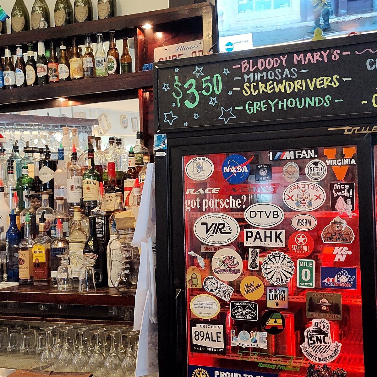 Doc Taylor's Restaurant bar in Virginia Beach, United States