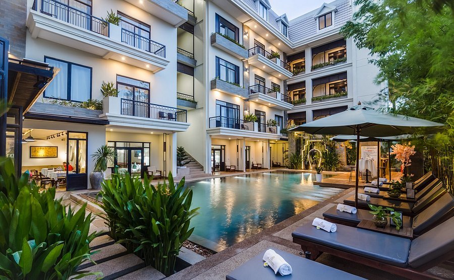 Bayon Pool Bar