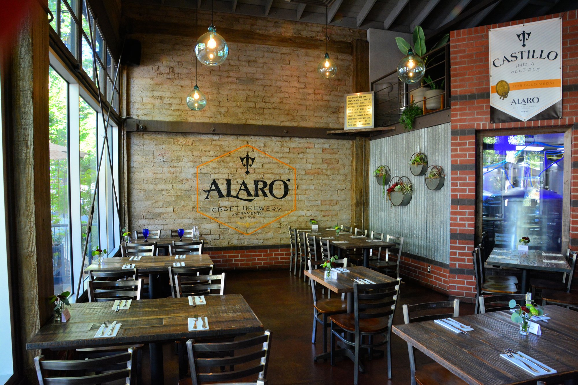 Alaro Craft Brewery, Restaurant & Cocktail Bar bar in Sacramento, United States