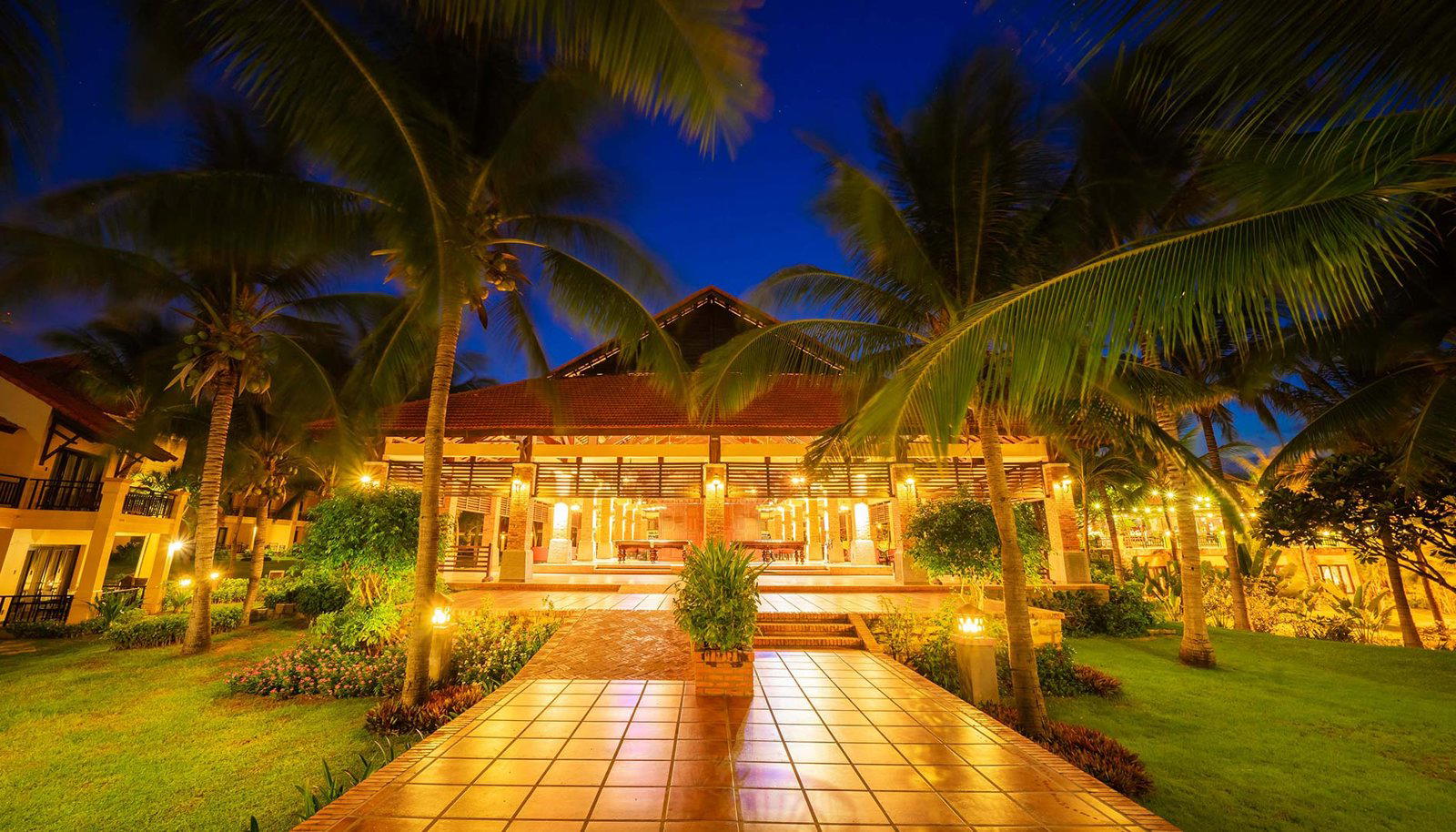 Waterfall Lounge bar in Pingtung