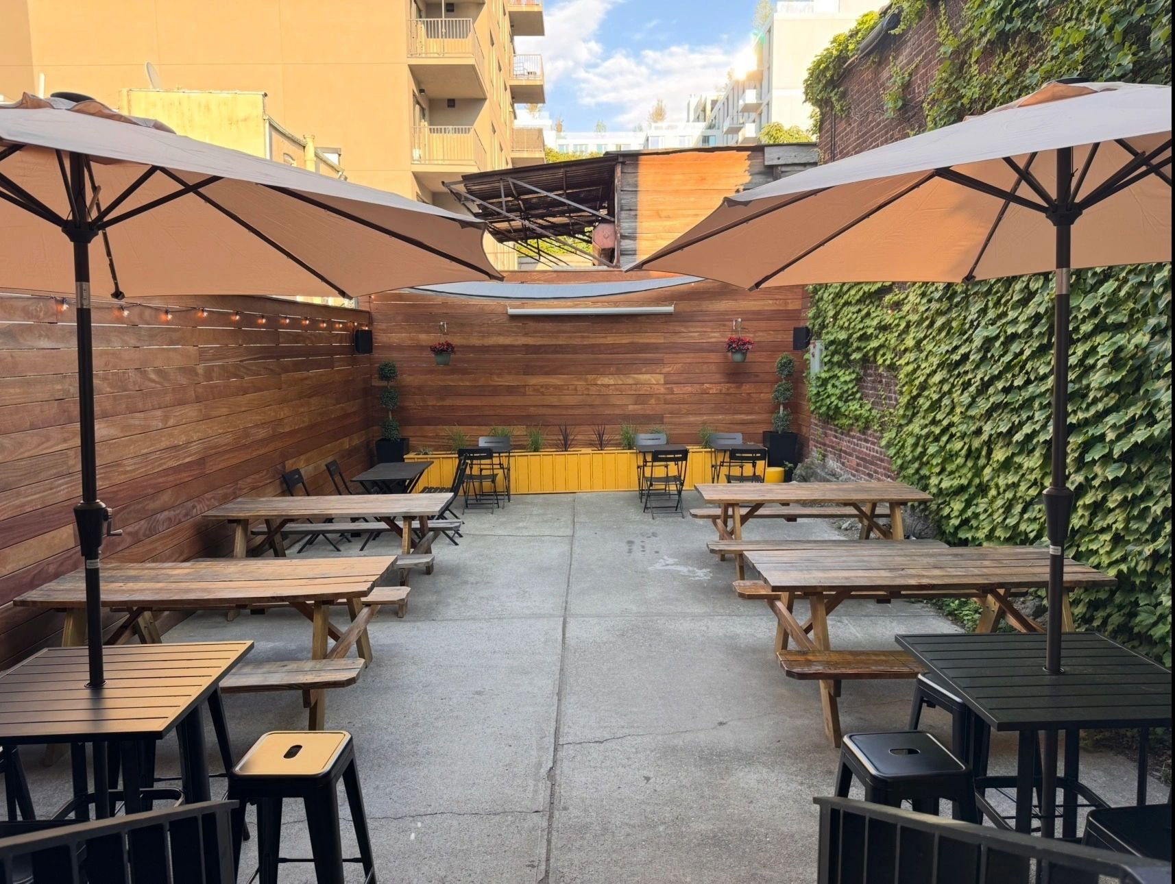 Hidden Rivers, Bar in New York City