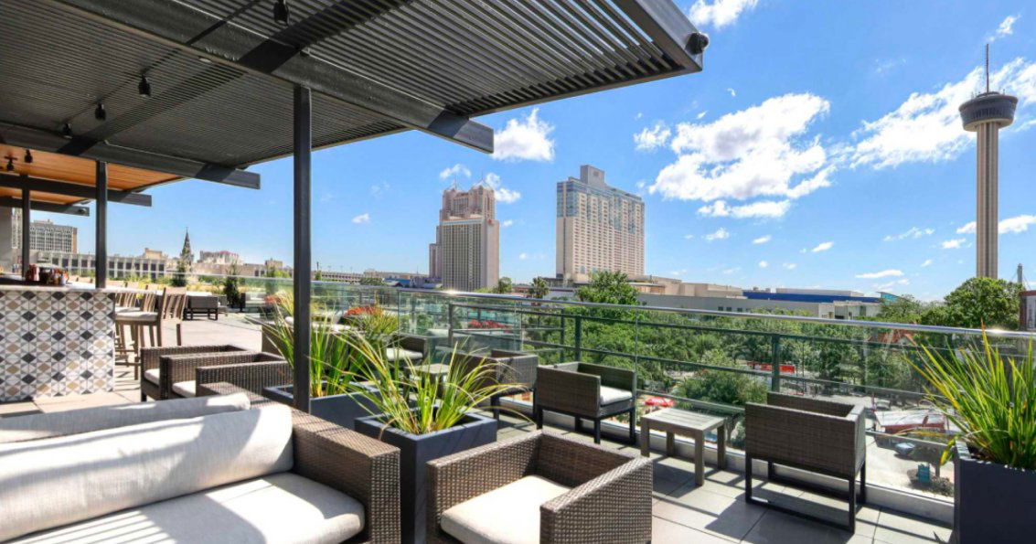 Fairmount Rooftop Oyster Bar, Bar in San Antonio