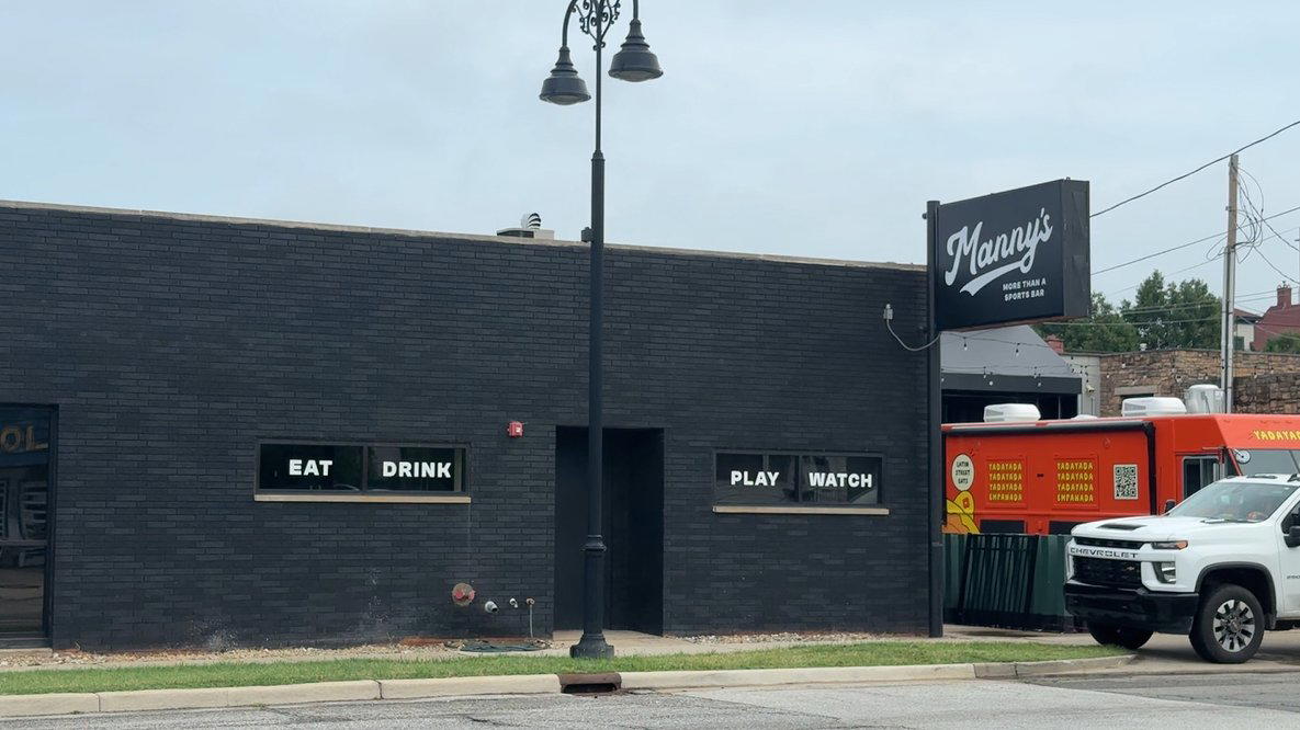 Manny’s Sports Bar bar in South Bend