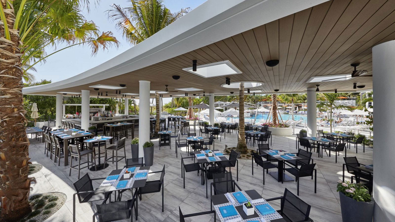 Nautilus Pool Bar & Grill, Bar in Miami