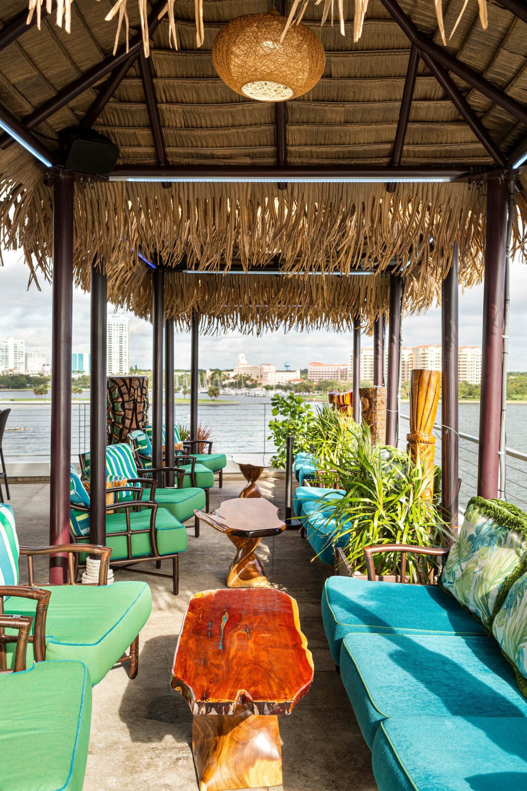 Pier Teaki, Bar in St Petersburg