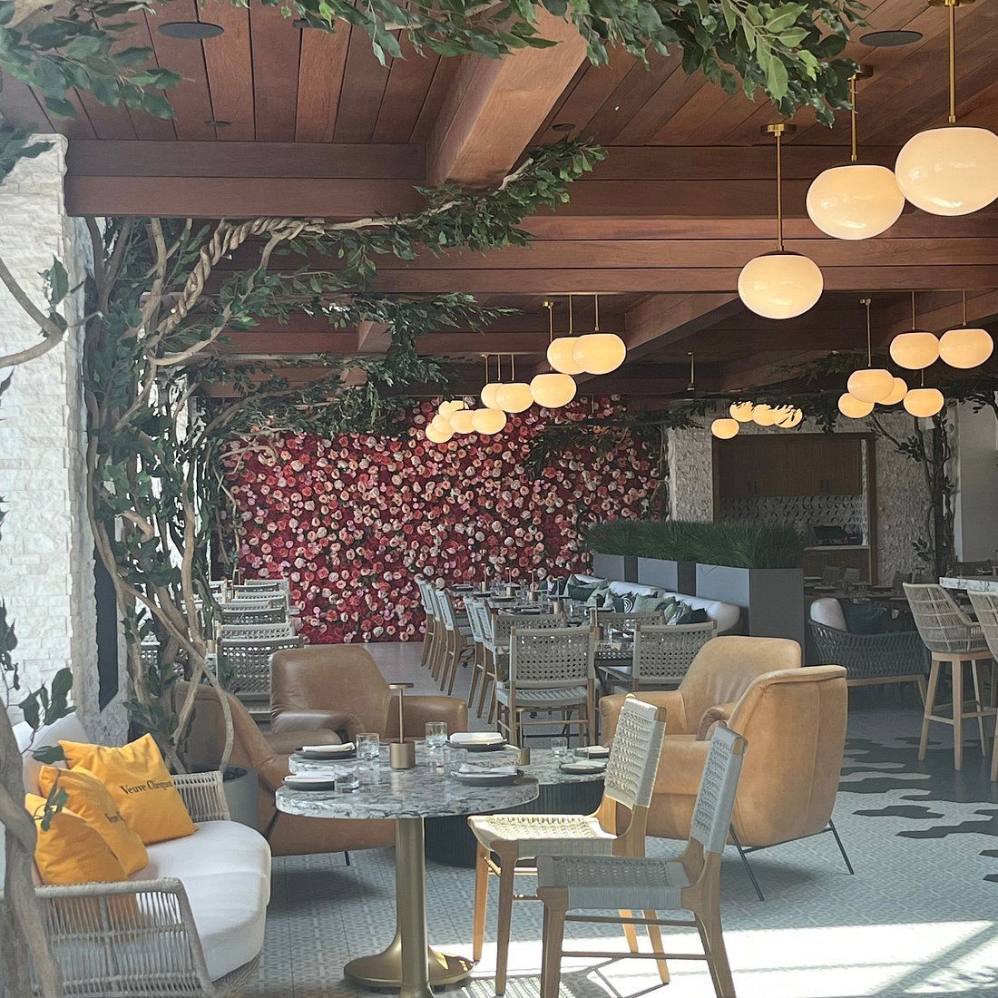 Selvin's Restaurant + Lounge, Bar in Thousand Oaks