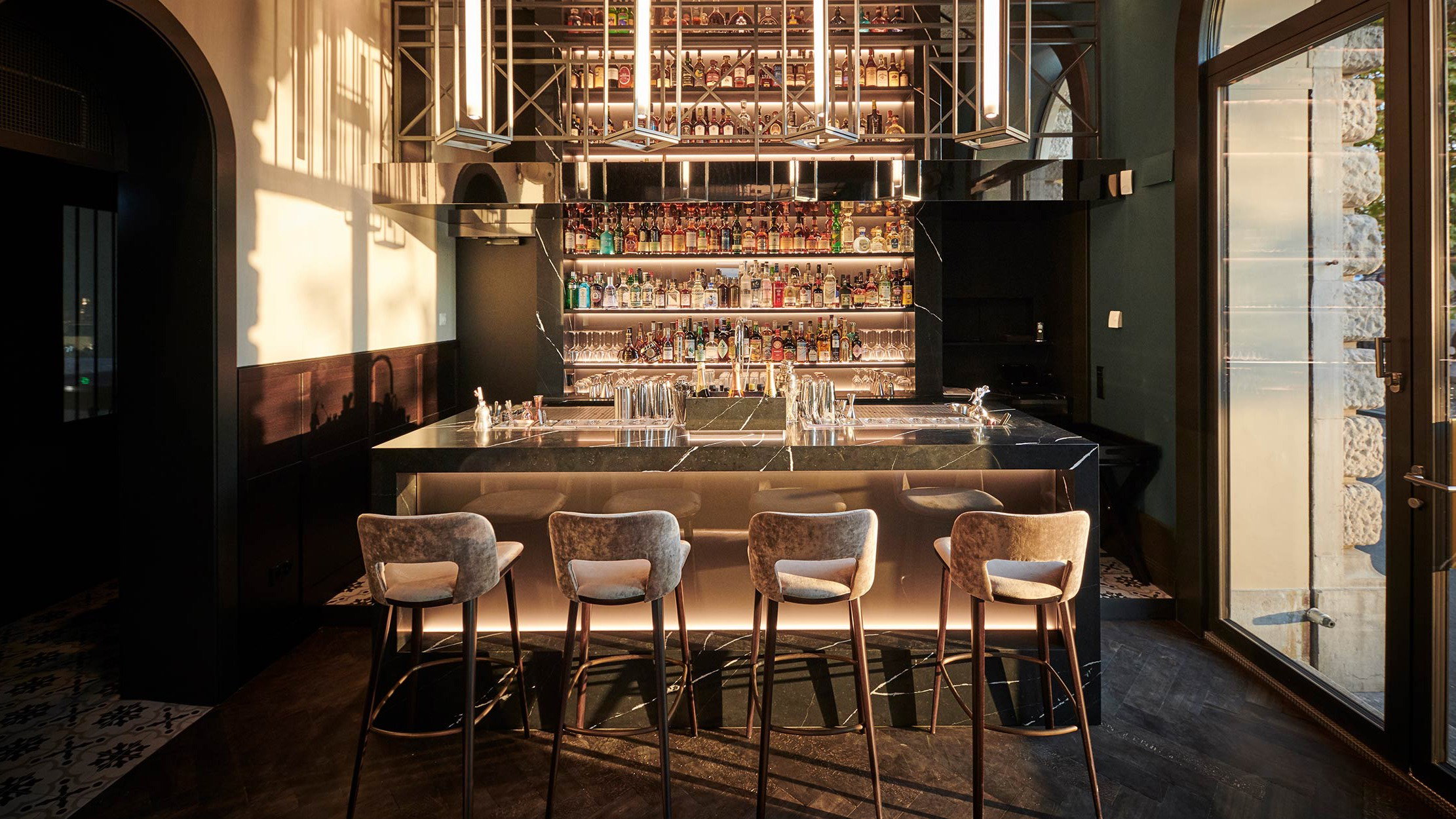 Bar am Wasser