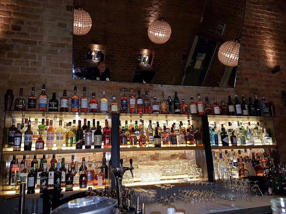 Agent Oscar, Bar in Vienna