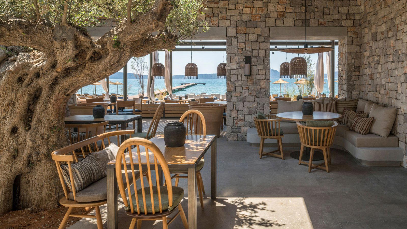 W Lounge bar in Pylos