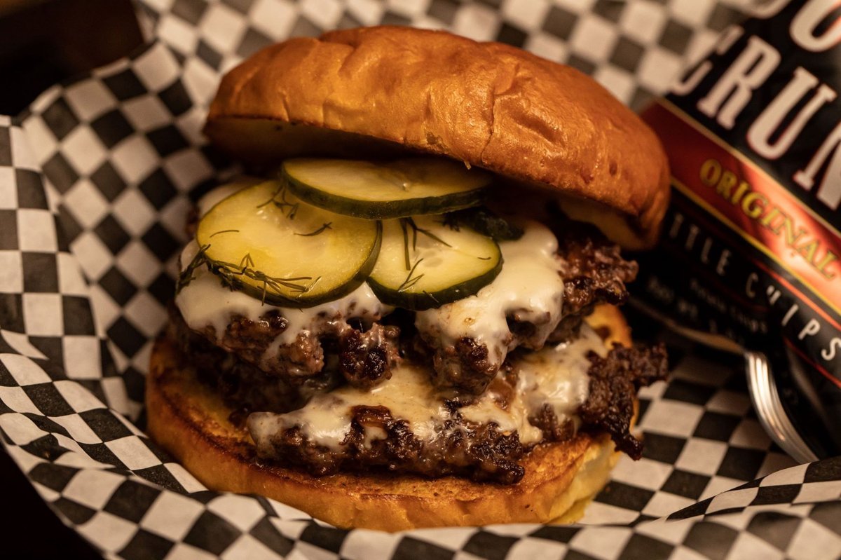 Burger Dive on Bay Street, Restaurant in St Paul