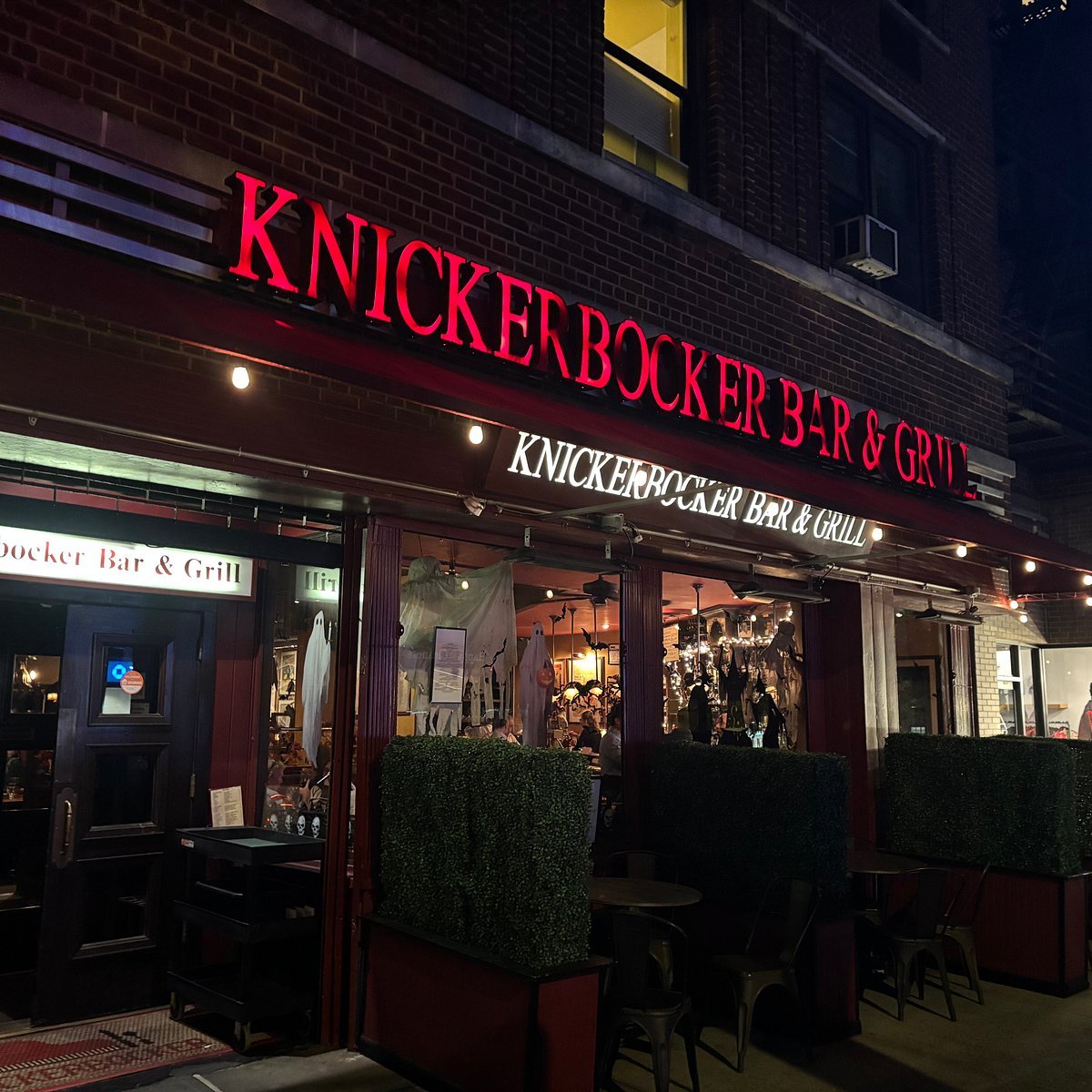 Knickerbocker Bar & Grill bar in New York City, United States