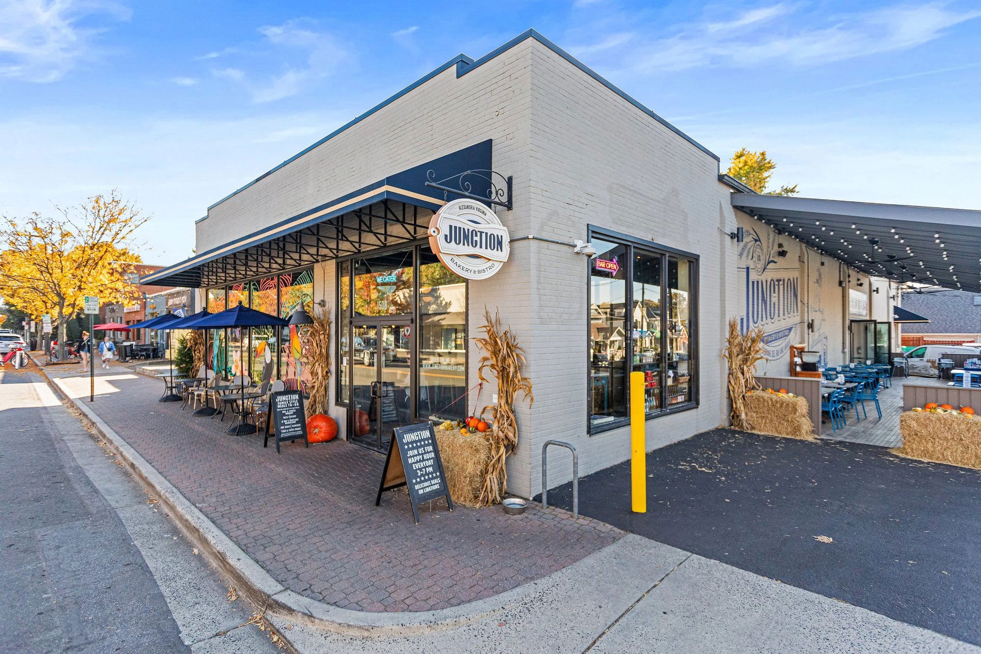Junction Bakery & Bistro, Bar in Alexandria