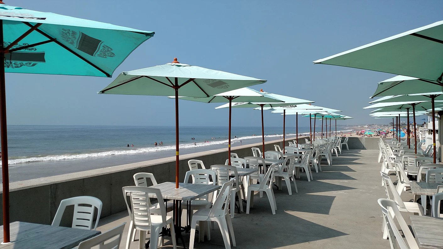 Windjammer Surf Bar, Bar in Westerly