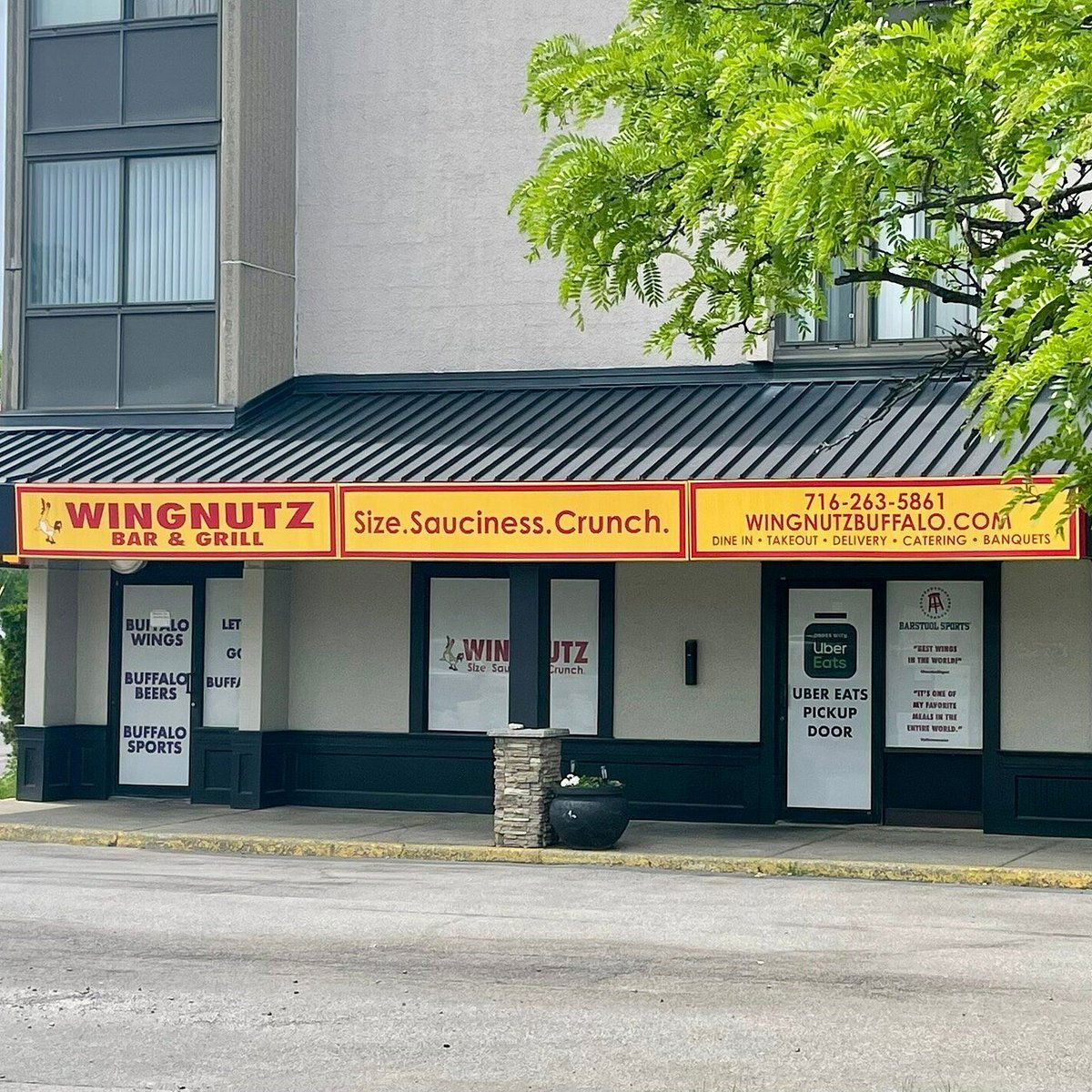 Wingnutz Bar and Grill, Bar in Amherst