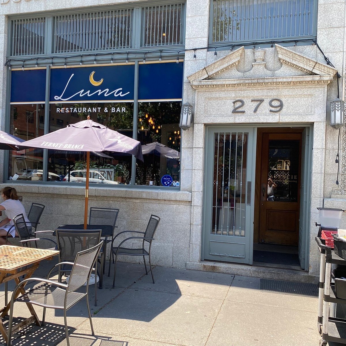 Luna bar in Jersey City, United States