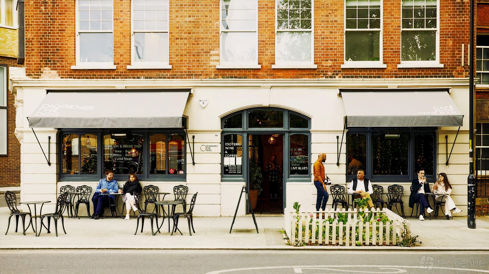 Diogenes The Dog, Bar in London