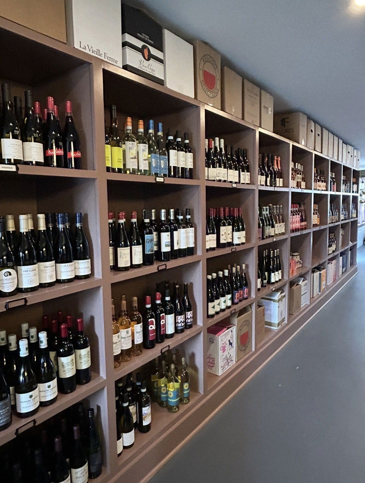 Sonder Wine Bar + Retail Shop, Bar in Charleston