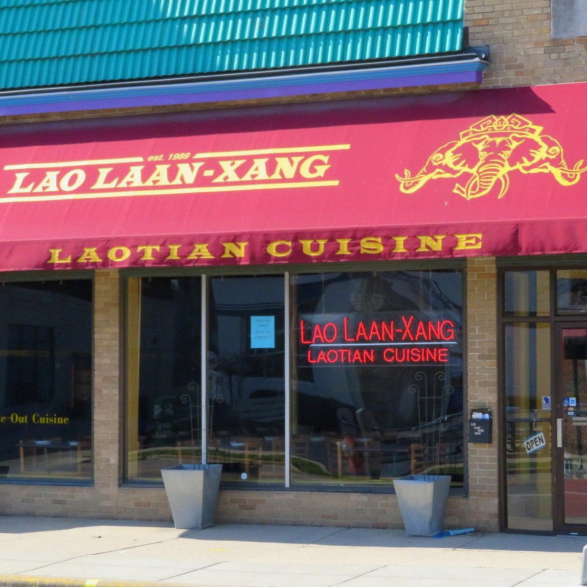 Lao Laan Xang Restaurant bar in Madison