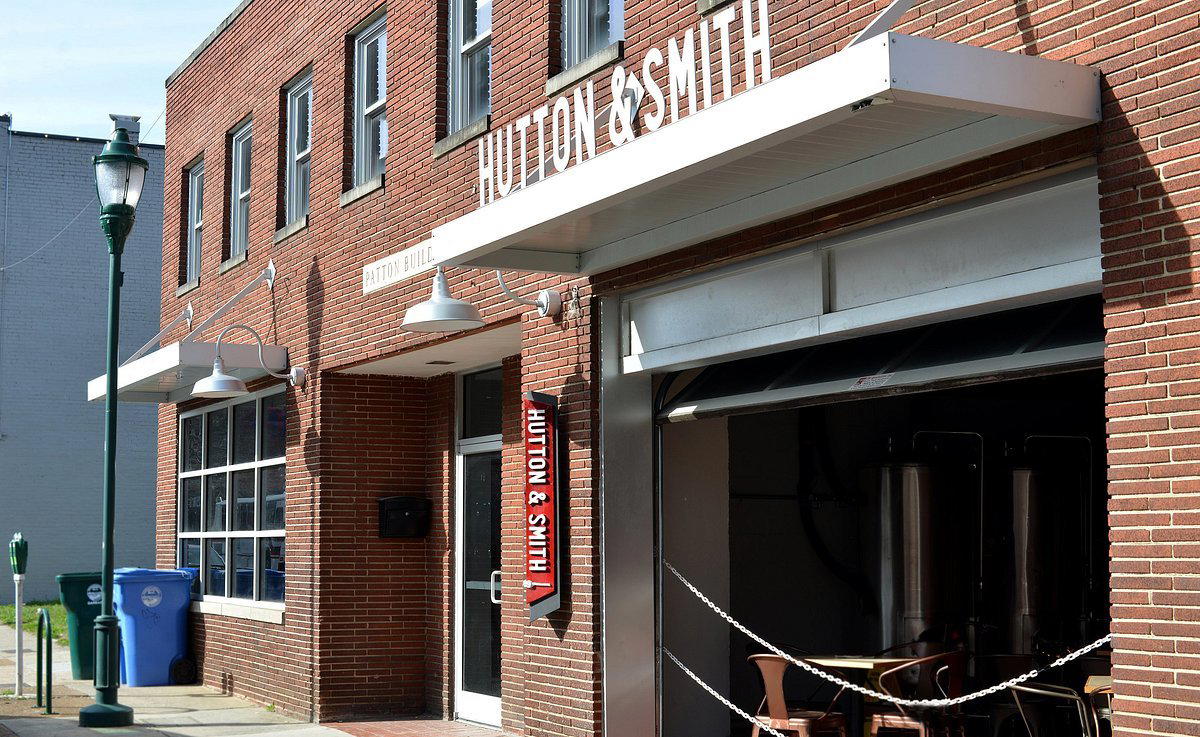 Hutton & Smith Brewing Co. bar in Chattanooga