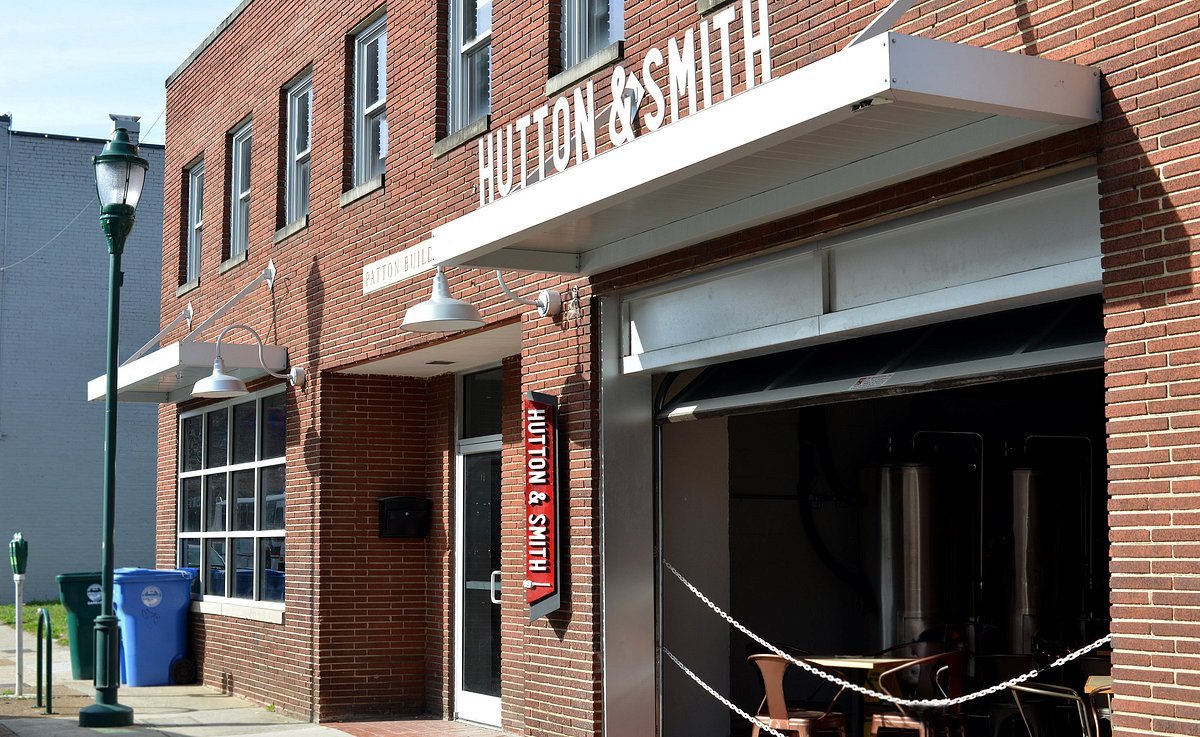 Hutton & Smith Brewing Co. bar in Chattanooga