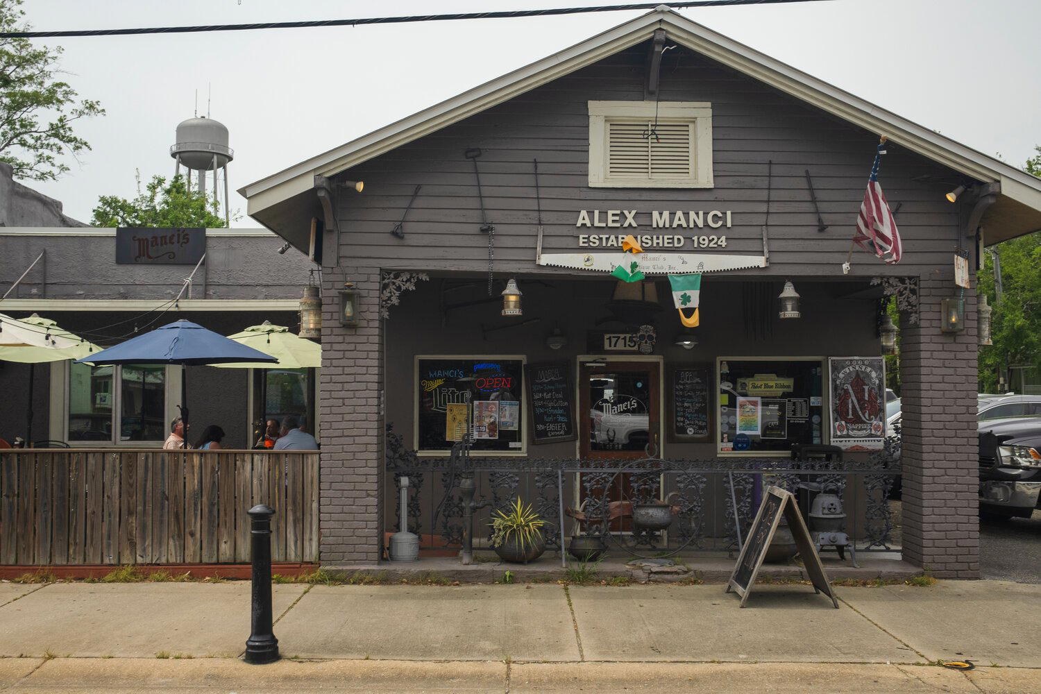 Manci's Antique Club bar in Daphne, United States