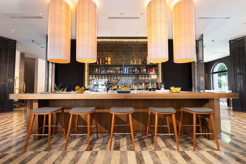 Infinity, Bar in Sweimeh