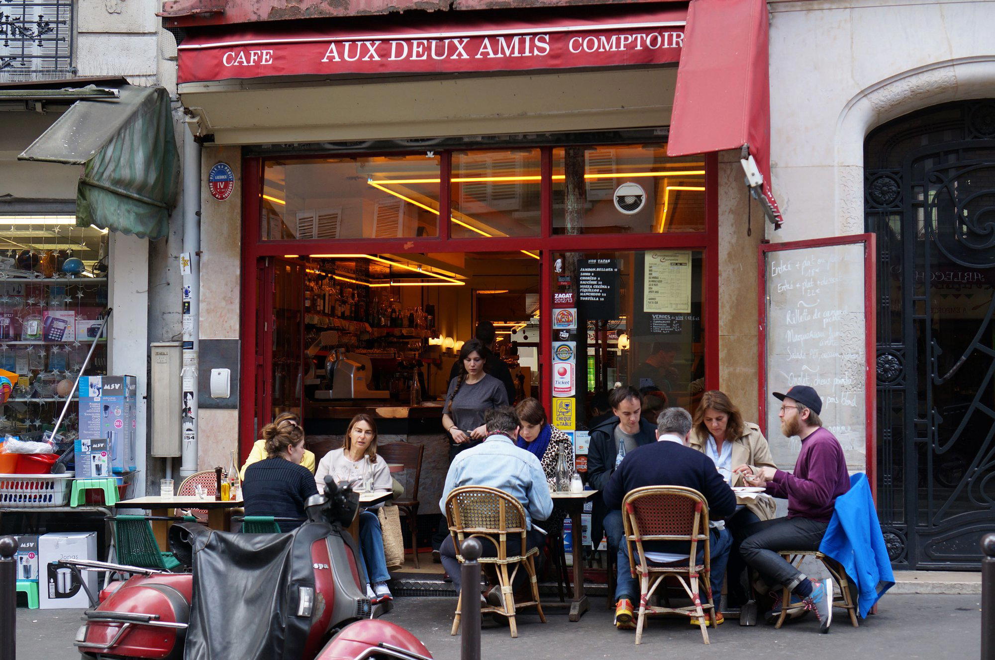 Aux Deux Amis bar in Paris, France