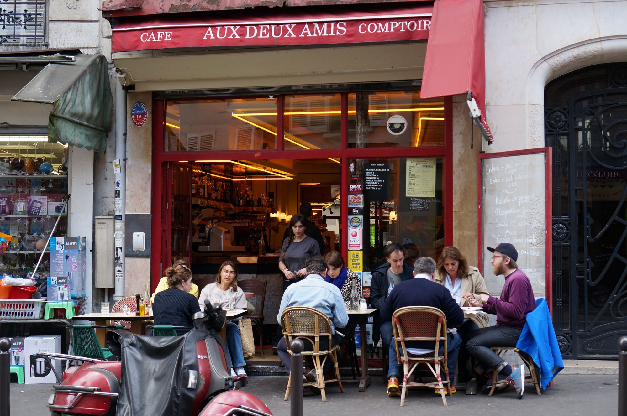 Aux Deux Amis bar in Paris, France