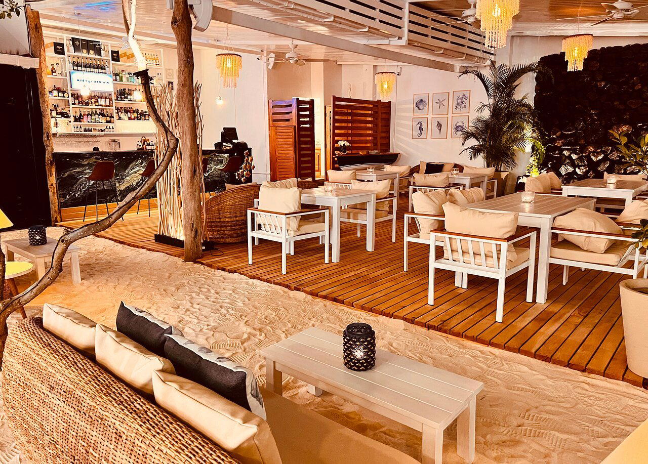 Aperitif Lounge bar in Puerto Ayora