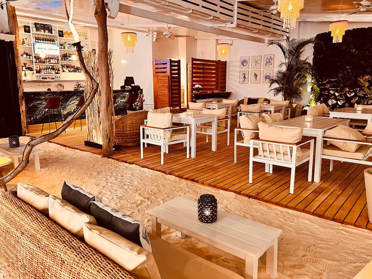 Aperitif Lounge, Puerto Ayora, Ecuador