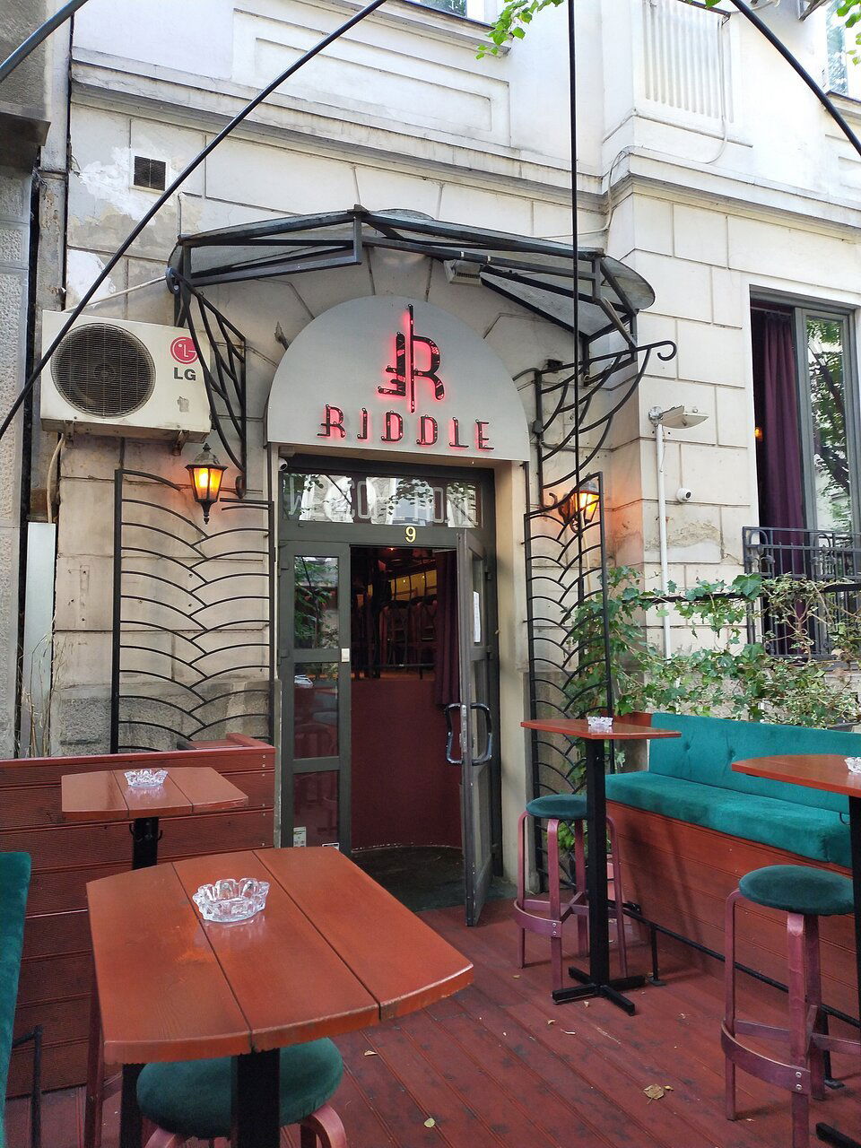 Riddle Bar bar in Belgrade