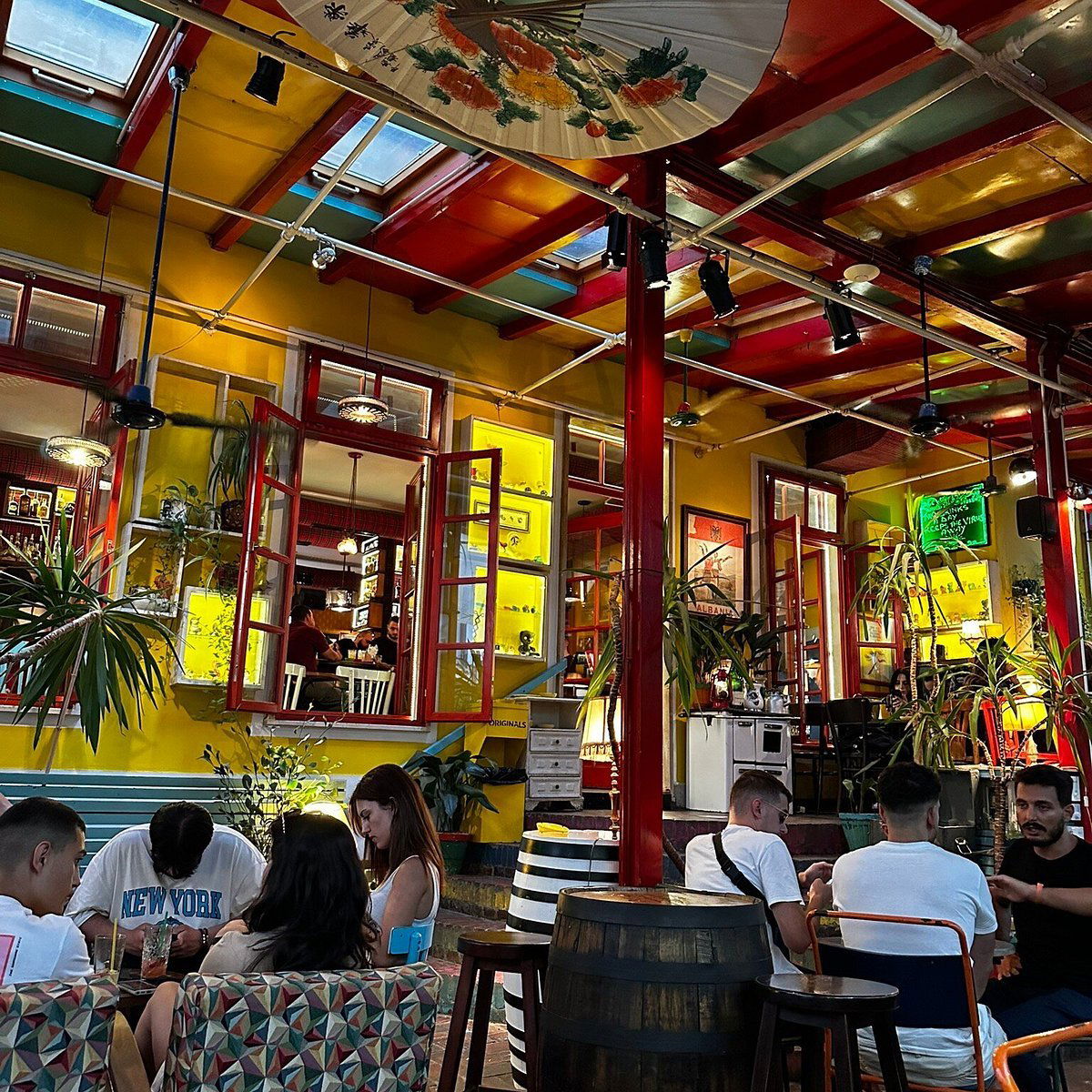 Radio Bar bar in Tirana