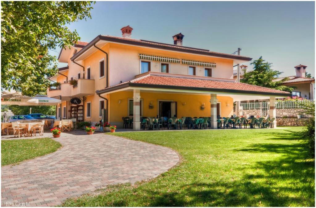 Pesek, Italy