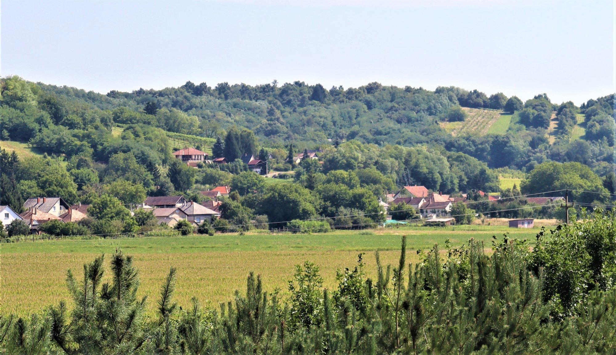 Csörnyeföld, Hungary