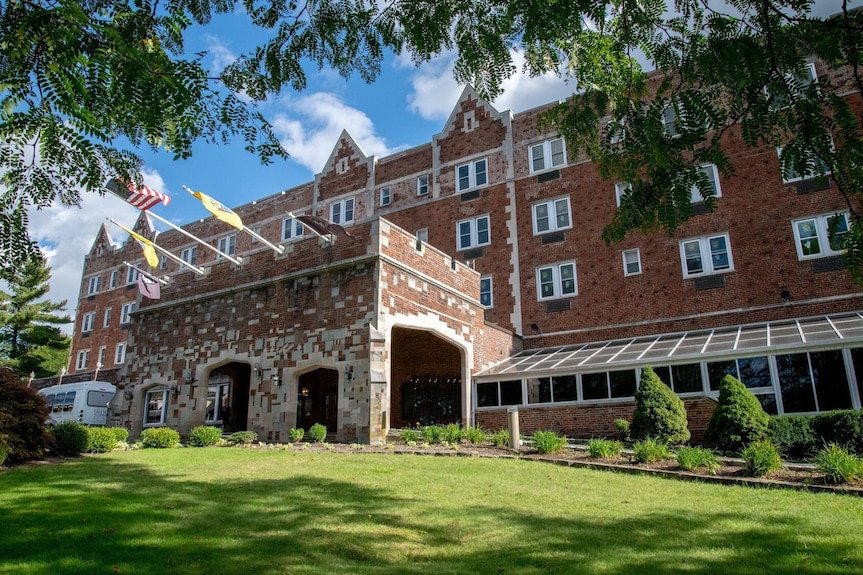 The Albion Summit hotel in Summit
