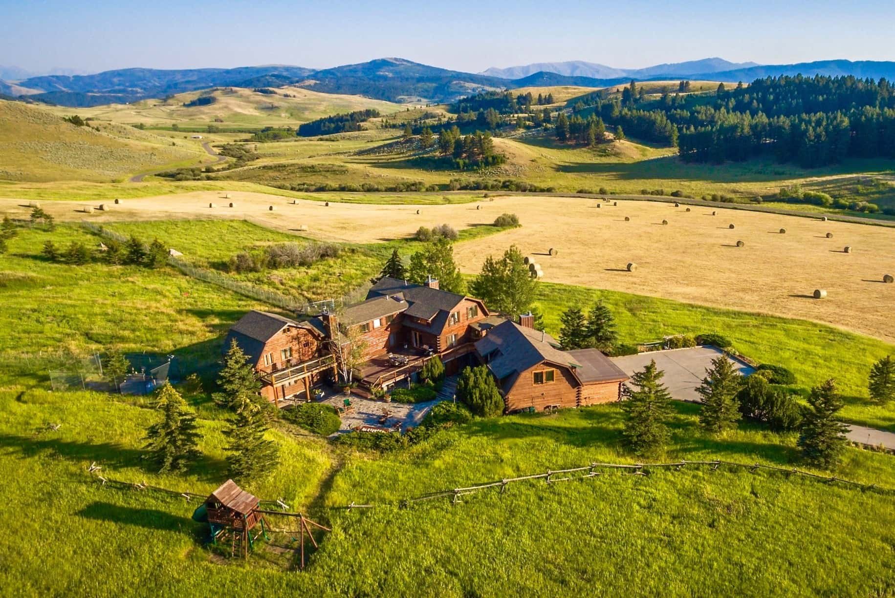 Howlers Inn B&B and Wolf Sanctuary, Bozeman MT Bed and Breakfast Lodging